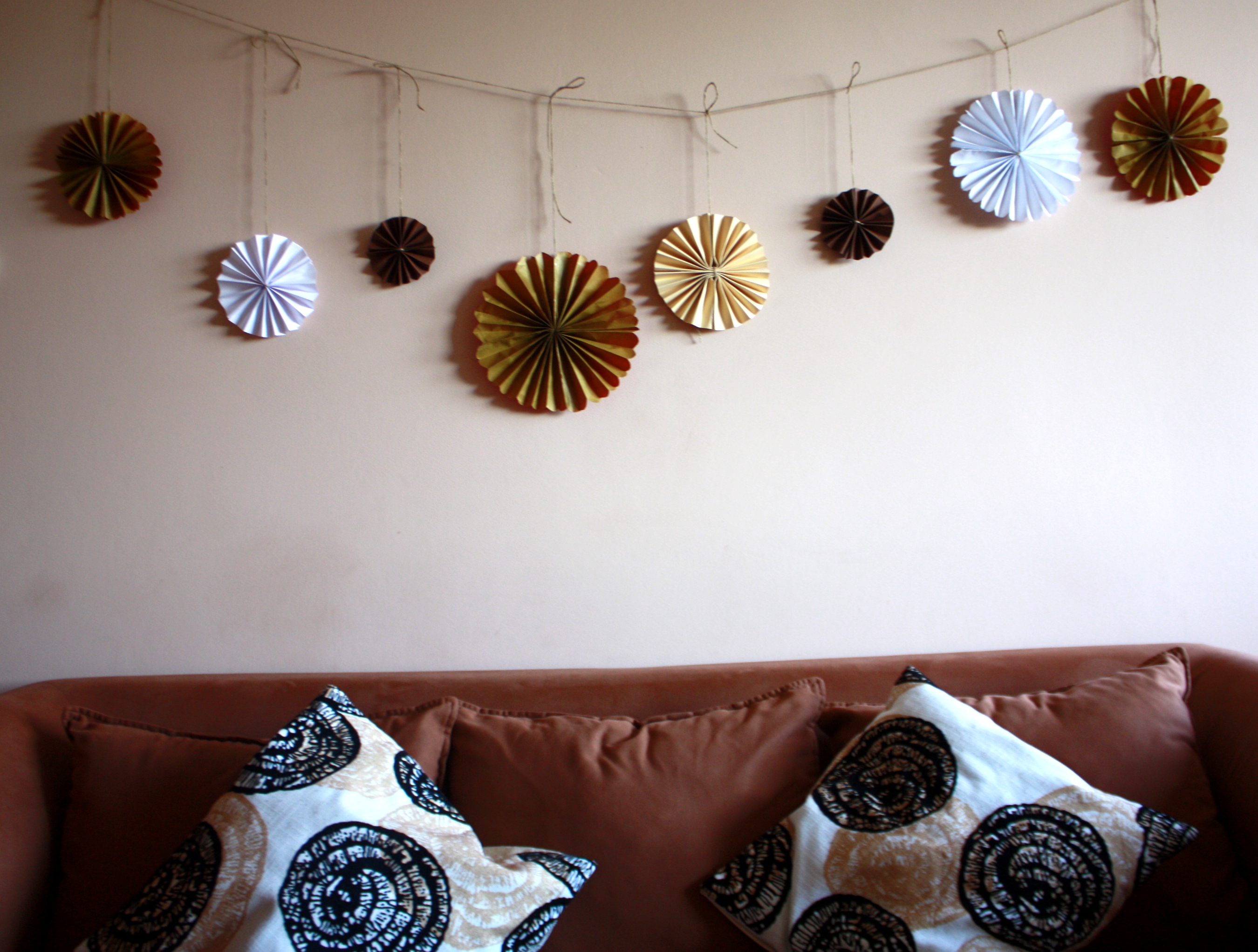 girlanda z rozet dekoracja mieszkania DIY